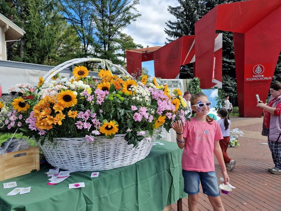 Работу, шашлык и фото на память предлагали гостям в День города в Балашихе