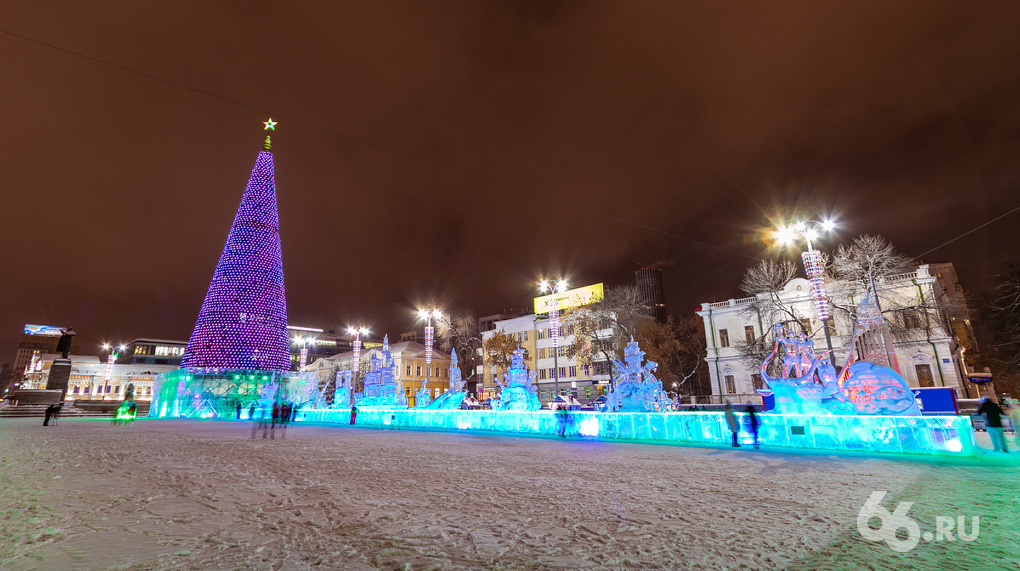 На Плотинке открыли новогодний ледовый городок. Посмотрите, как он менялся последние 10 лет