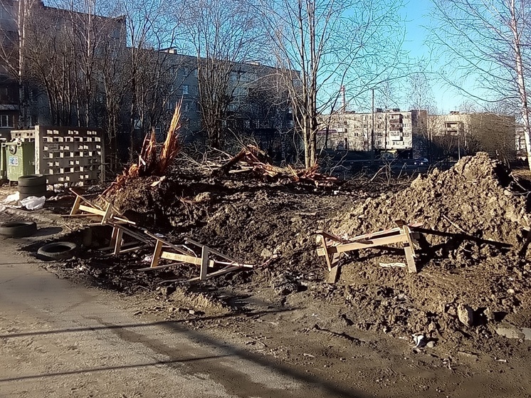 Рабочие оставили двор в Петрозаводске в ужасном состоянии