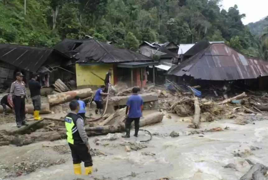 15 человек погибли при сходе оползней в Индонезии, десятки пропали без вести