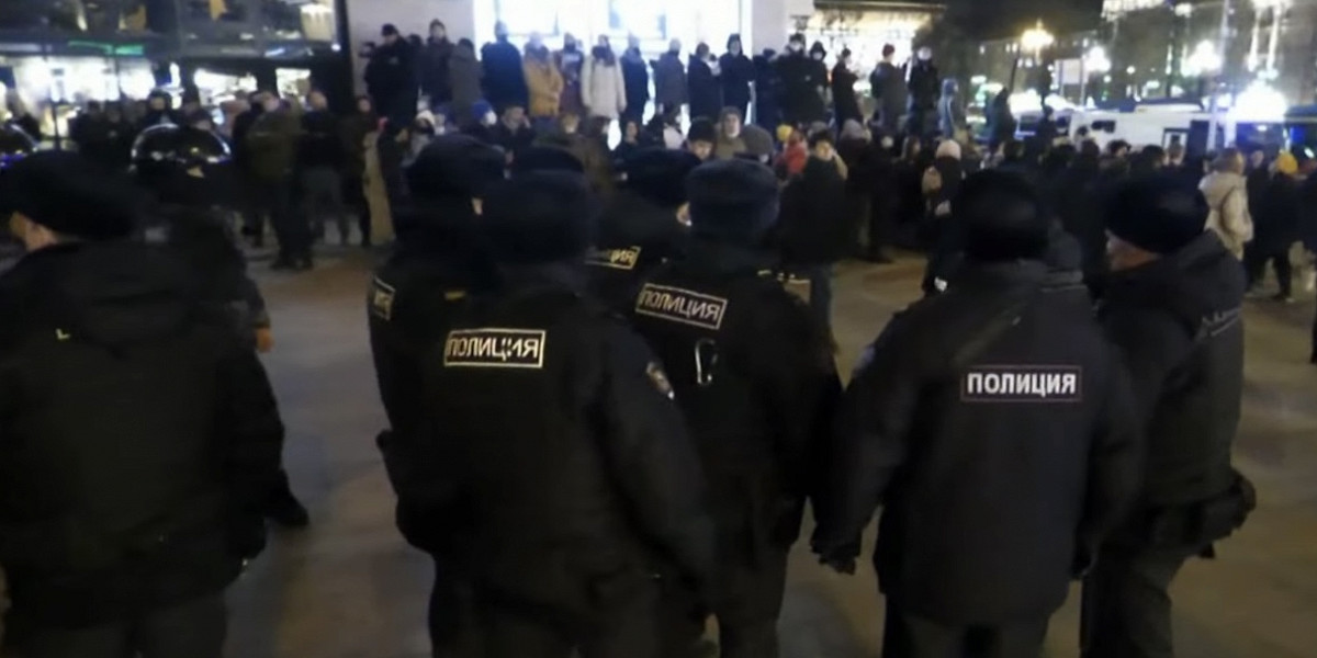 полиция против путина. москва 24 задержание. москва 24 задержание. демоны в торговом центре. антивоенная демонстрация в москве.