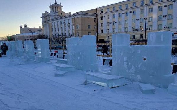 В Улан-Удэ продолжается строительство ледового городка