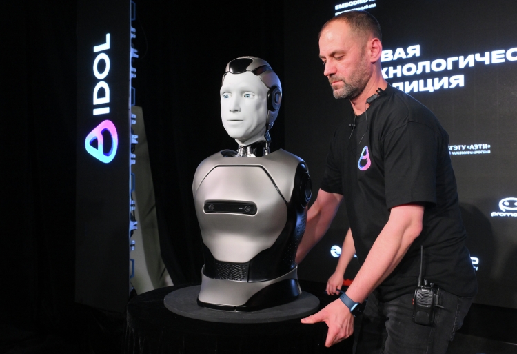В Москве прошла презентация антропоморфного робота с воплощенным ИИ компании Aidol