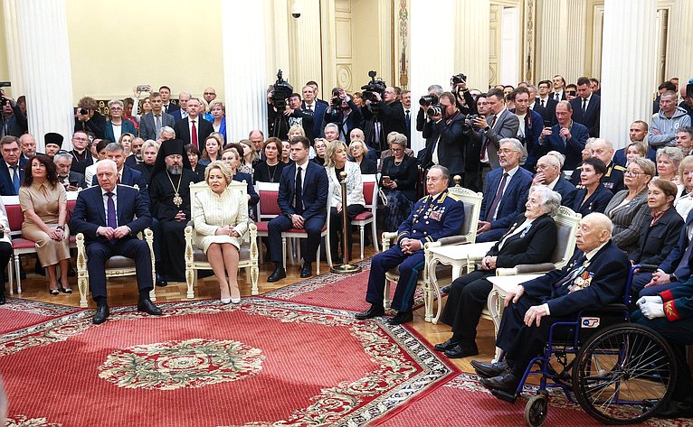 Валентина Матвиенко приняла участие в церемонии вручения знаков отличия «Почетный гражданин Санкт-Петербурга» в Мариинском дворце, посвященных Дню Санкт-Петербурга