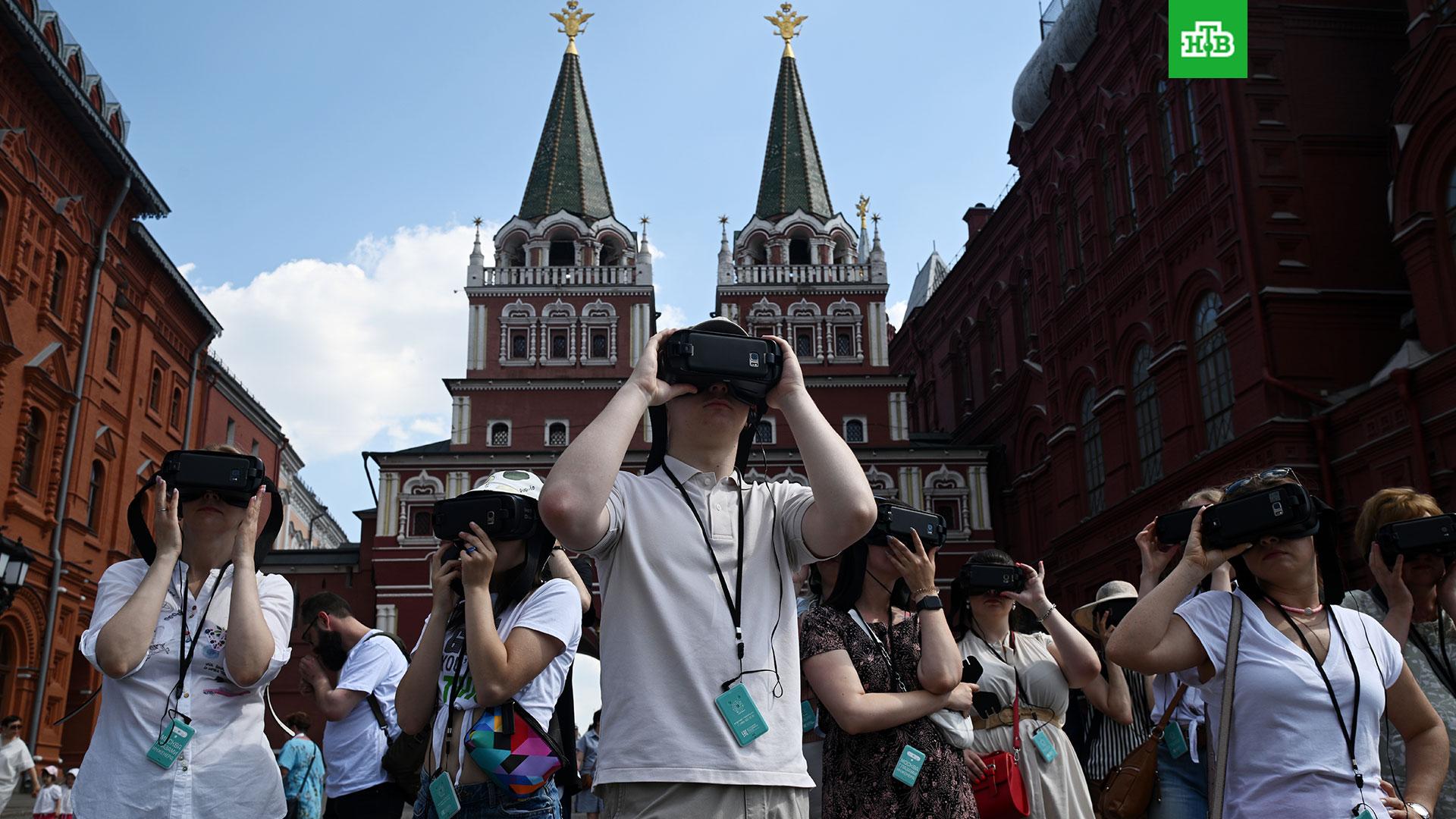 Восстановление туризма. Туристы в Москве. Туризм в Москве. Туристы в Петербурге. Москва летом.