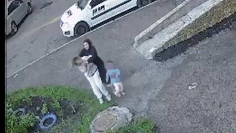 Девушка напала на ребенка