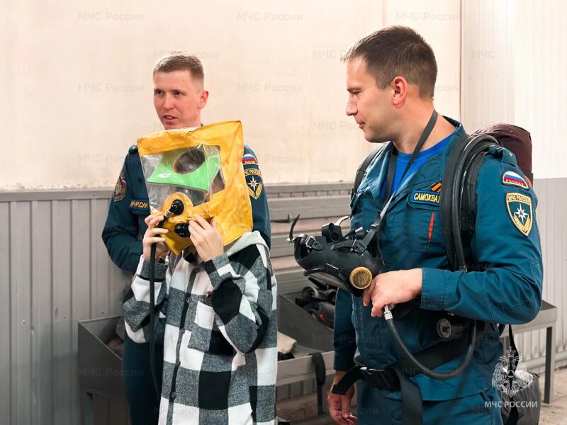Знакомство с героической профессией: школьники побывали в гостях у пожарных