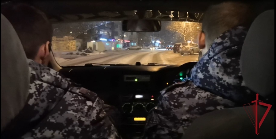 В Приморье росгвардейцы пресекли факты нарушения общественного порядка в такси и больнице