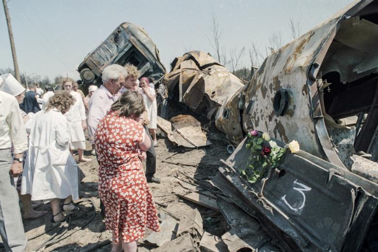 4–7 июня 1989 г. СССР. Башкирская АССР. Родные и близкие погибших на месте крушения двух встречных пассажирских поездов № 211 Новосибирск — Адлер и № 212 Адлер — Новосибирск на перегоне Улу-Теляк — Аша Куйбышевской железной дороги в Иглинском районе