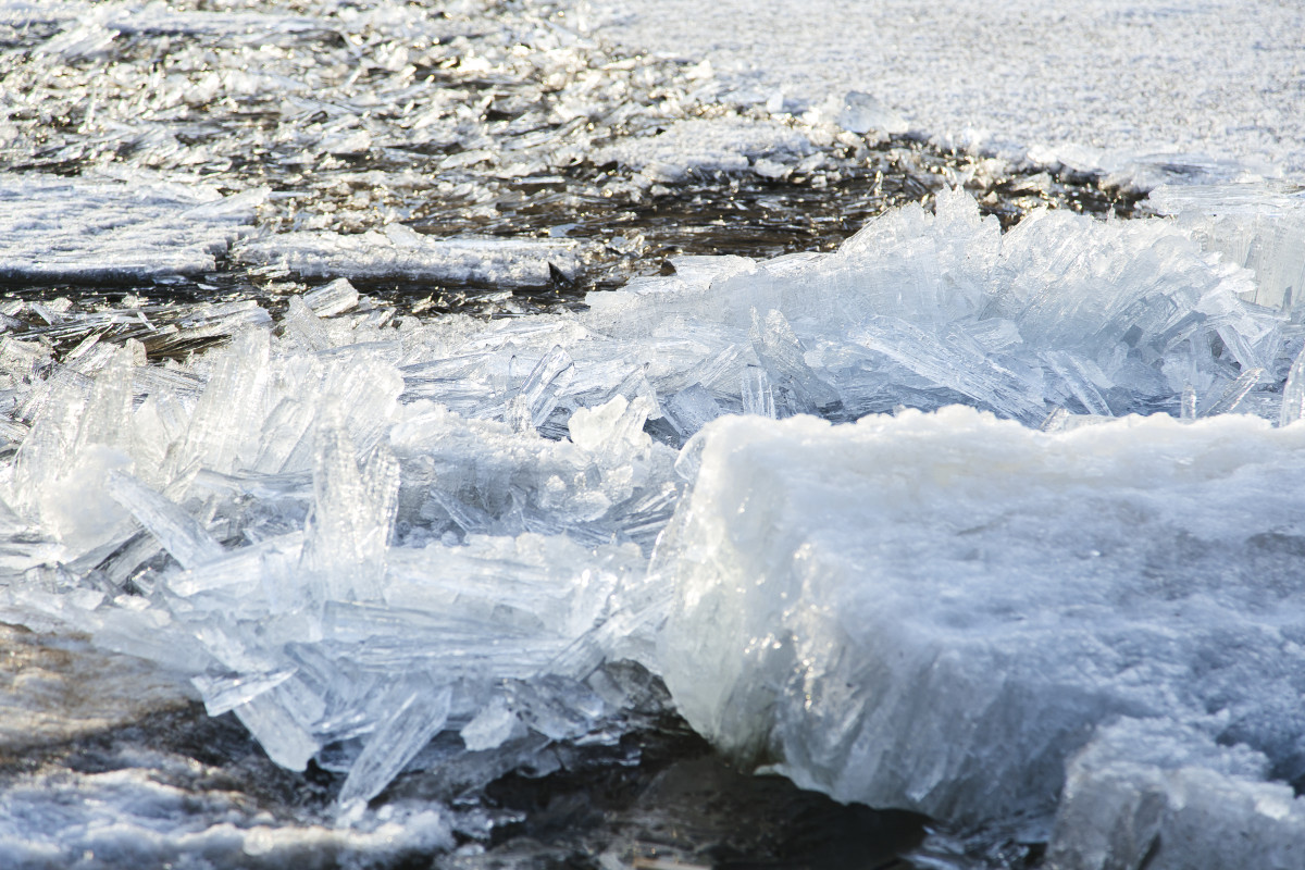 Освободиться ото льда. Ледоход в Нарьян-Маре 2023. Льда на судоходных водоемах это.
