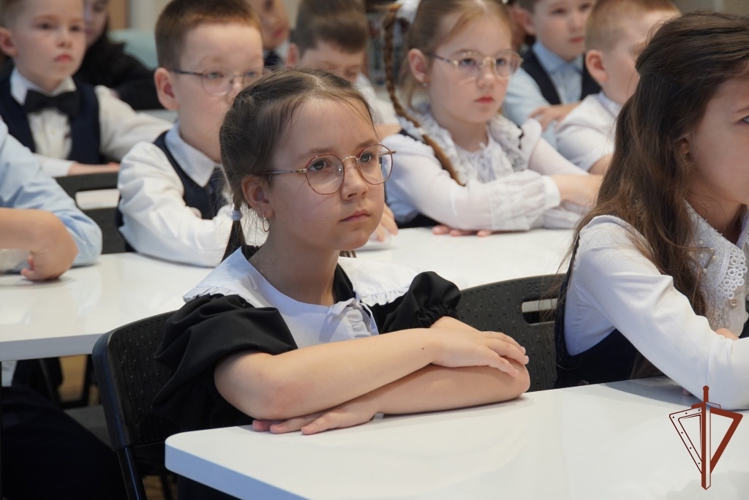 Офицер Росгвардии принял участие в акции «Читаем детям о войне» в Чебоксарах