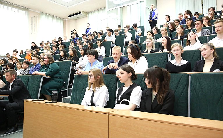 Владимир Полетаев в рамках наставнической деятельности провел встречу с выпускниками школ Республики Алтай