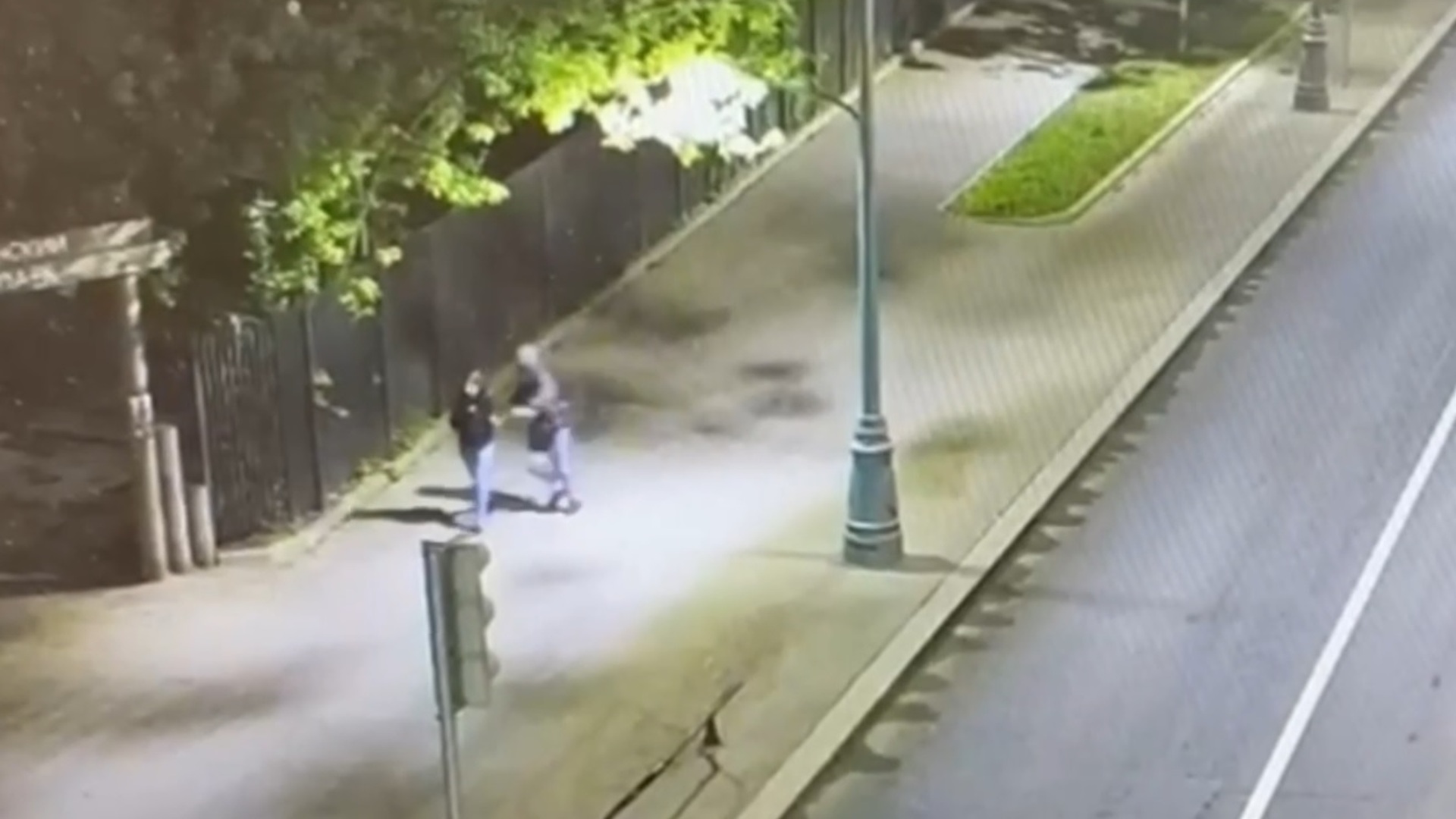 Лицо задушенной женщины. Пьяные полицейские москвы. Курение в метро. Задержанные в отделении полиции. Нападение в метро в москве.