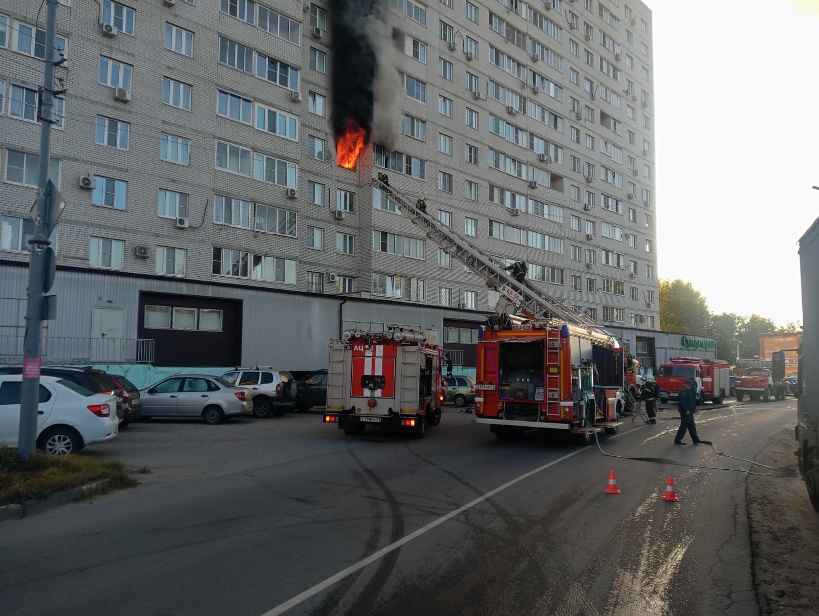 Пожар на наставников. Пожар в Туле улица Максима Горького 1б. Тула Максима Горького 10. Пожар в Туле 2022. Пожар на м Горького в Туле.