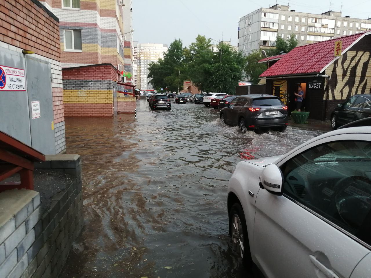 Улицу затопило в Нижнем Новгороде