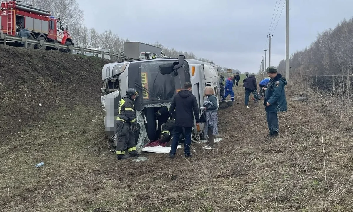 Автобус с детьми опрокинулся в Саратовской области, есть погибший и пострадавшие