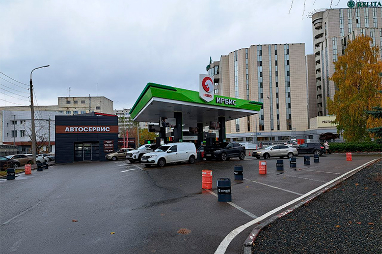 На АЗС Irbis на улице Декабристов цены были следующие: АИ-95 — 69,99 рубля, АИ-92 — 67,99 рубля