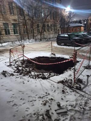 Напротив гимназии №4 в Саратове коммунальщики разрыли котлован и пропали на несколько недель
