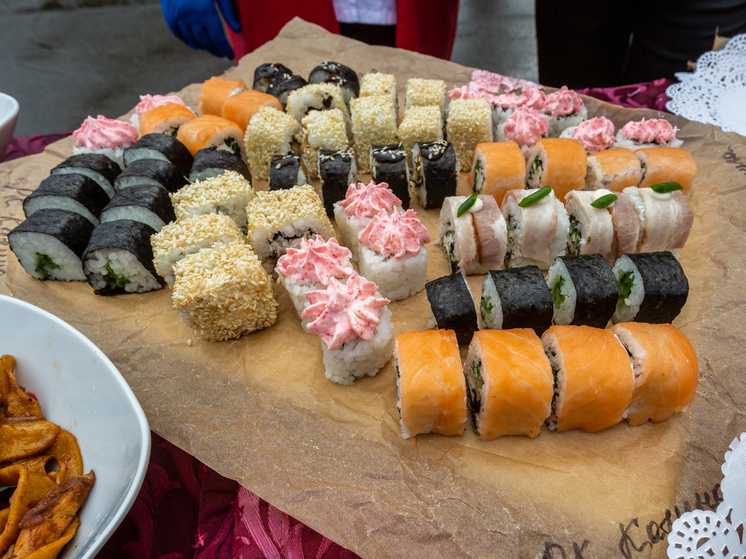 В Новосибирске владелицу суши-цеха осудили за массовое отравление клиентов