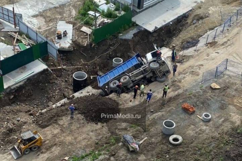 Рухнуть вниз. Стройка. Жители Владивостока. Владивосток сейчас. Новости Владивостока.