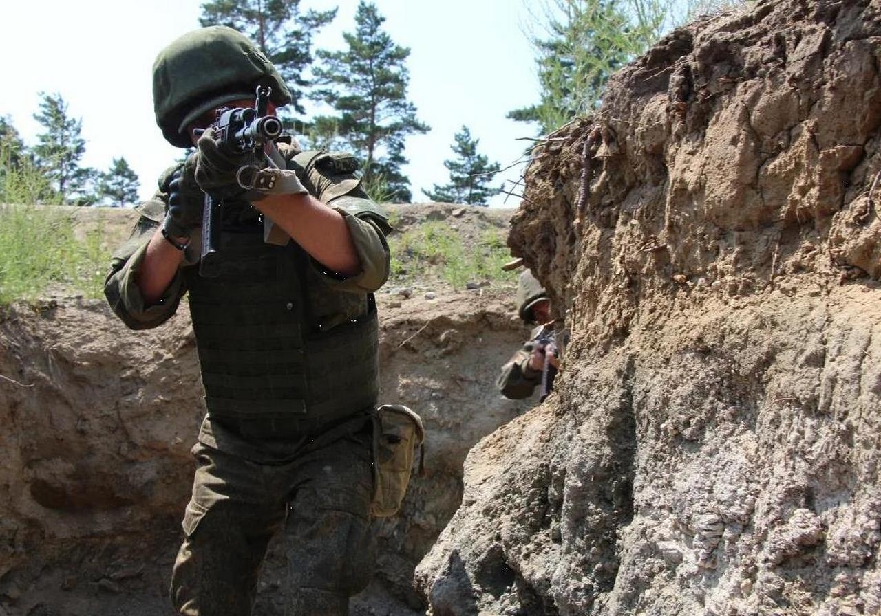 Военнослужащие ВВО отработали штурм позиций противника на полигоне в Приморском крае.