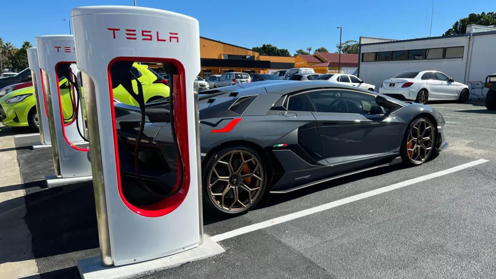 Суперкары Lamborghini и McLaren использовали парковочные места на зарядной станции Tesla 