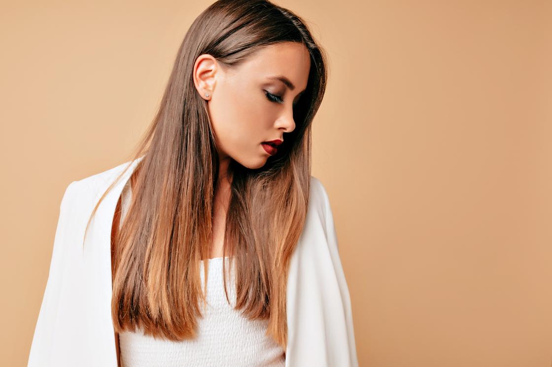 Парикмахерская. Стилист с длинными волосами. Окрашивание в салоне. Стилист по прическам. Фото девушки для парикмахерской.