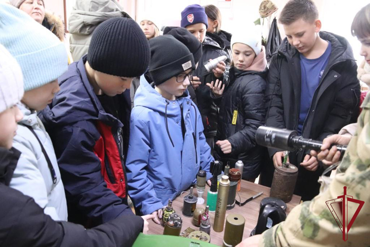 Читинские школьники побывали в гостях у ОМОН «Коршун» 