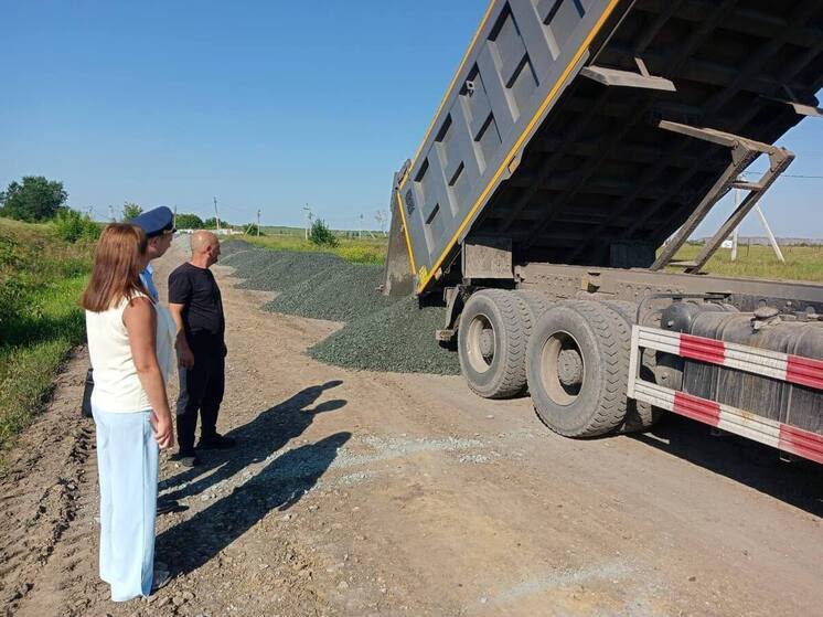 В Омском районе начали ремонтировать дорогу после проверки прокуратуры