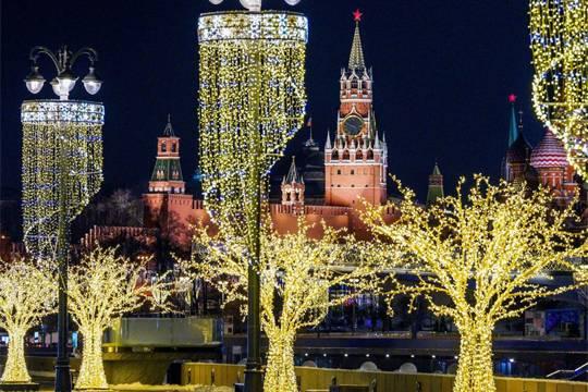 Девять центральных мостов столицы украсили к новогодним праздникам