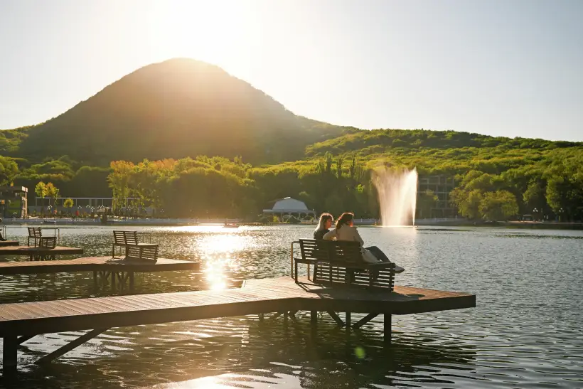 Около 450 тысяч туристов побывали в Железноводске в 2025 году. Фото. Набережная Курортного озера с видом на гору Железная в Железноводске. © РИА Новости. Григорий Сысоев