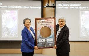 AMD CEO Dr. Lisa Su und TSMC CEO Dr. C.C. Wei halten einen Wafer mit Zen-6-CCDs