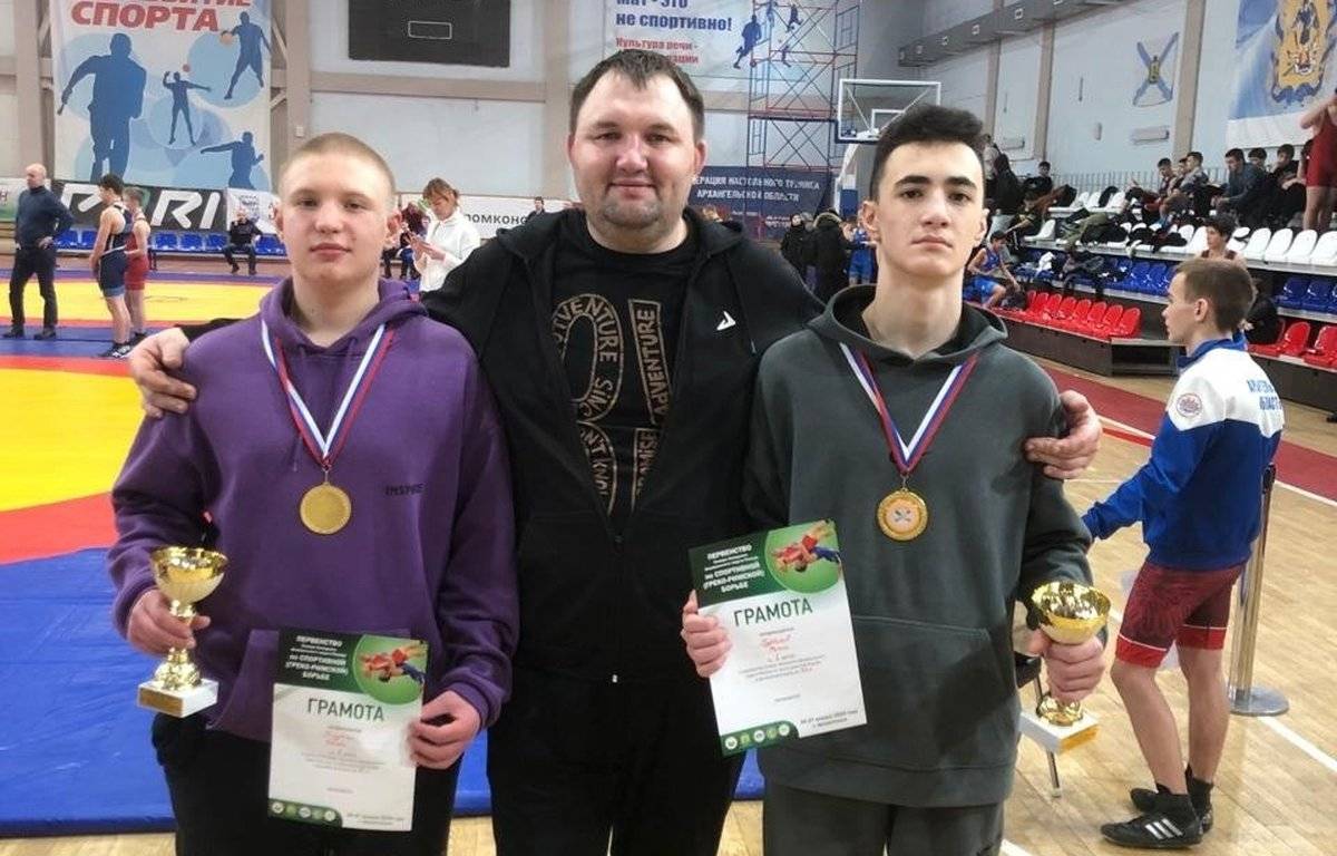Спортсмены тренируются в спортшколе олимпийского резерва №4.