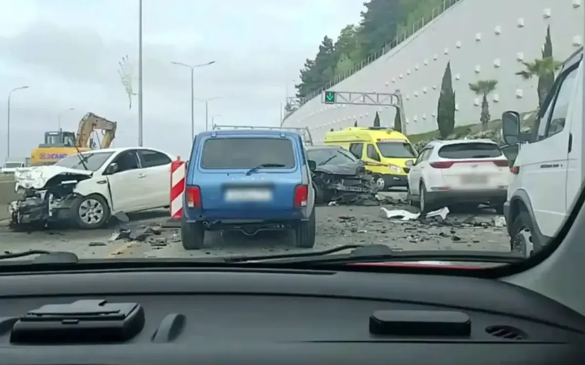 Сильный затор сковал трассу в Сочи из-за массового ДТП