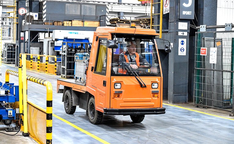 Сенаторы ознакомились с предприятием по производству лифтового оборудования акционерного общества «Щербинский лифтостроительный завод»