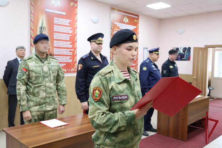 Начальник Управления Росгвардии по Амурской области генерал-майор полиции Виталий Харчёв поздравил учащихся со вступлением в ряды кадетов Росгвардии