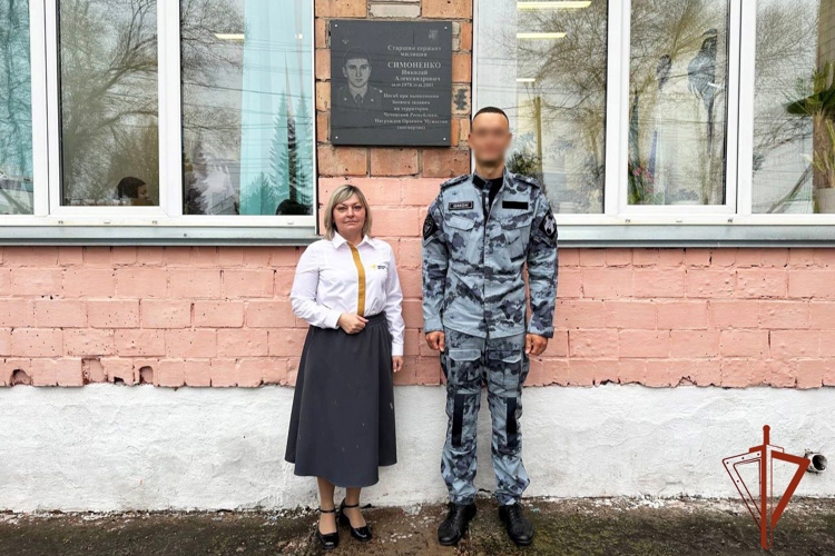 По случаю памятной даты офицер ОМОН Росгвардии по Хакасии встретился с абаканскими школьниками