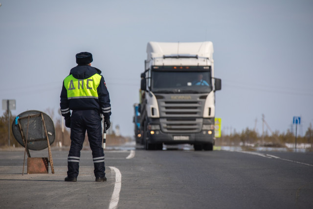 В ХМАО полицейские помогли двум водителям выбраться из кювета