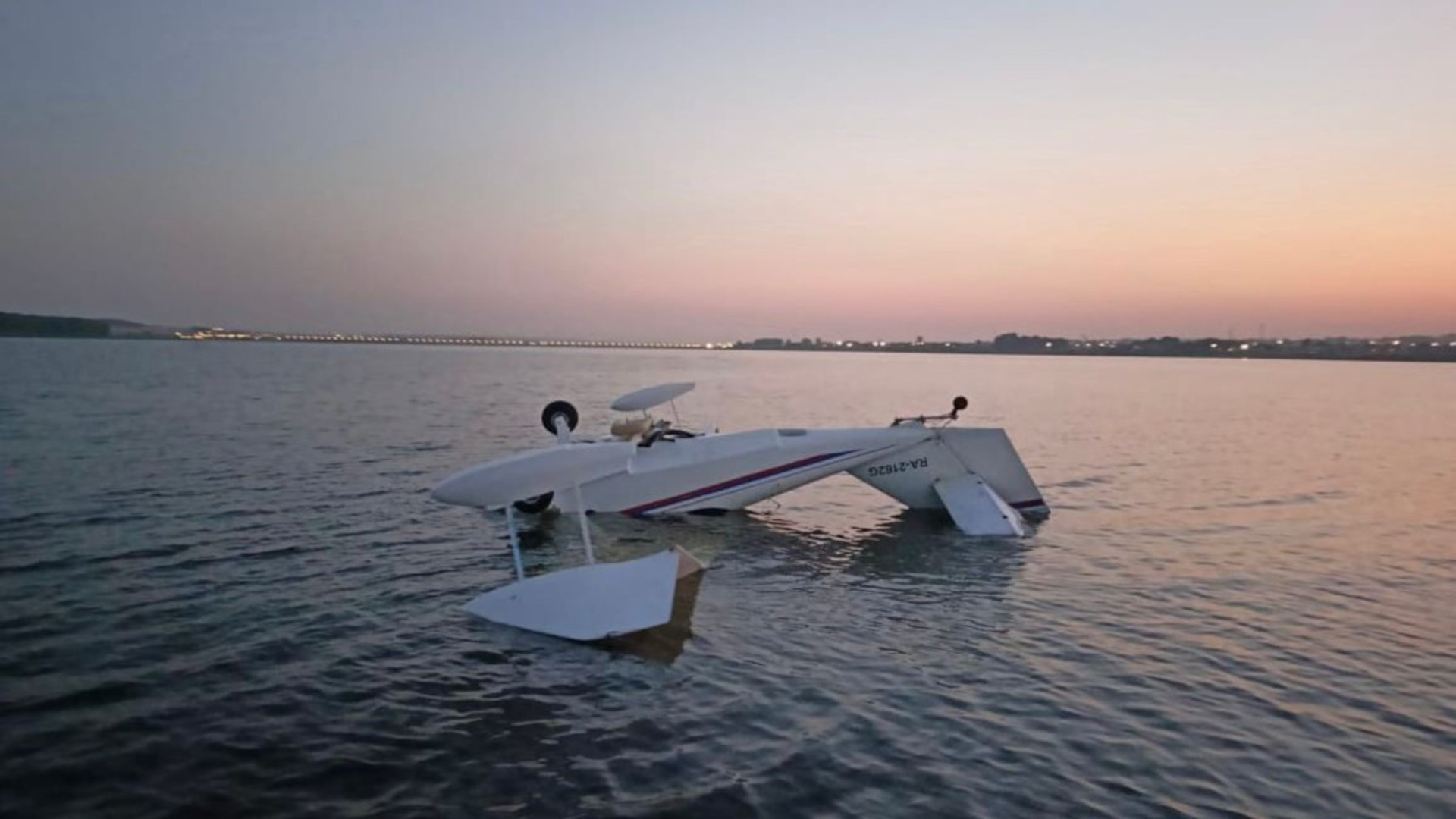 Самолет приземляющийся на воду. Легкомоторный самолет амфибия. Самолет Водный. Самолет на воде. Самолет который приземляется на воду.