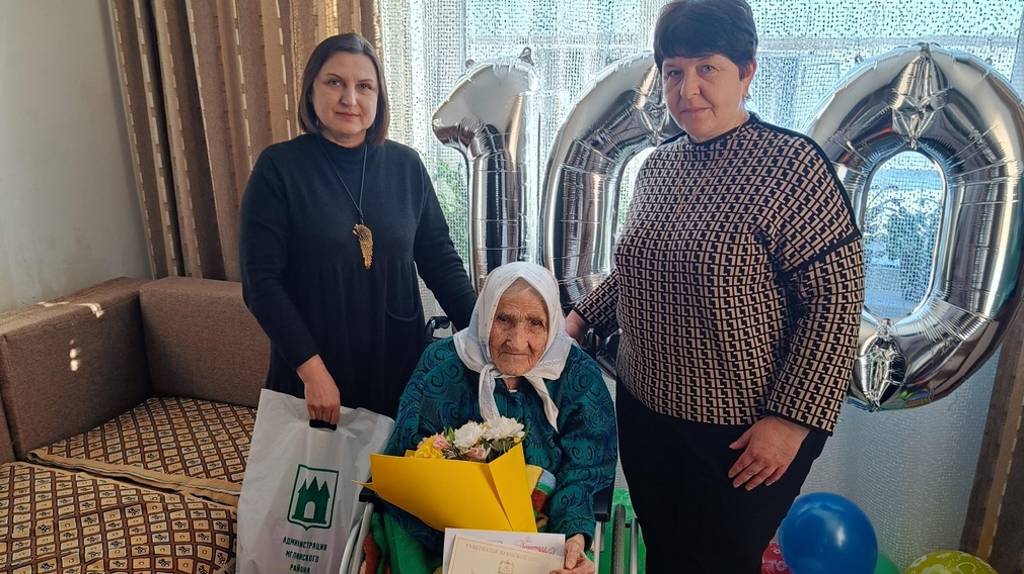 В Мглинском районе со столетием поздравили долгожительницу Анну Макарову