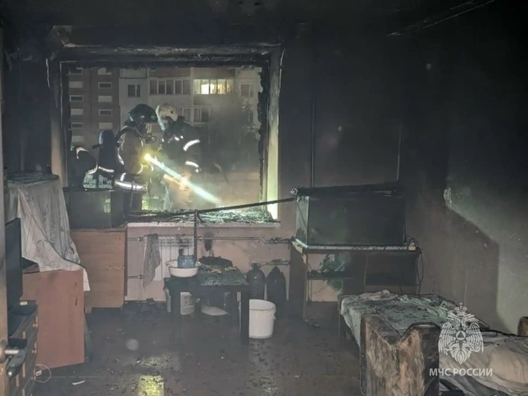 В ночном пожаре в пятиэтажке на Артиллерийской пострадали двое калининградцев