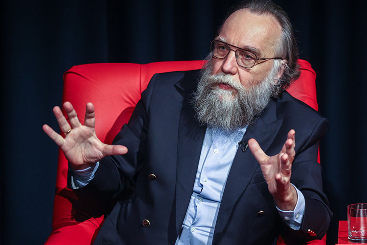 «То, что власть живо реагирует на какую-то Боню и вообще никак не реагирует на народ, несколько изумляет», — отмечает философ Александр Дугин