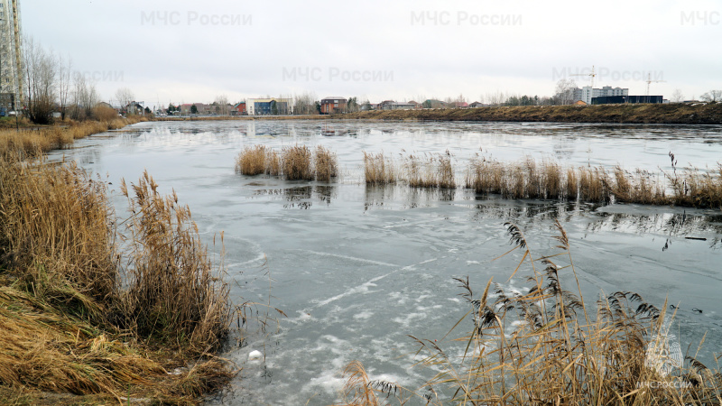 Сотрудники МЧС России напоминают об опасности осеннего льда