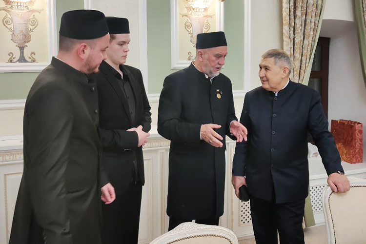 «Он очень хороший человек, хороший хазрат! Мы долгие годы знаем друг друга. Мансур хазрат хорошо относится к людям, любит их и частицей любви делится с нами», — сообщил Рифкат Нургалиевич