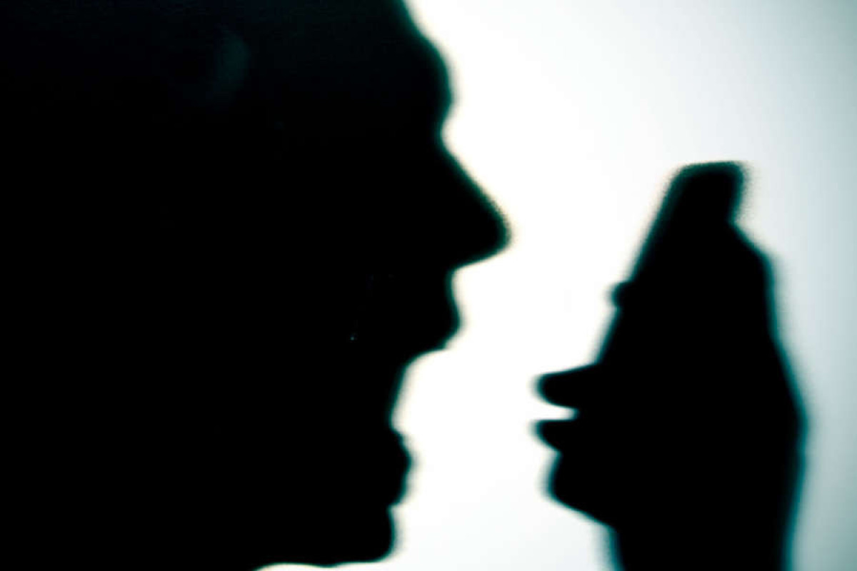 Мужчина и женщина сидят за столом. Лица напротив друг друга. Общение юношей и девушек рисунок. Одиночество вместе. Люди на мостике на реке.