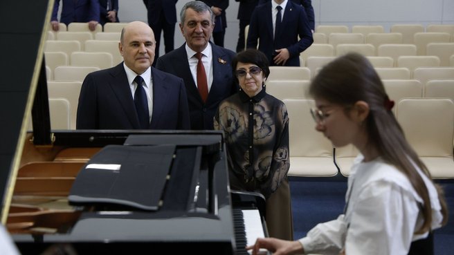 Михаил Мишустин посетил в Беслане детскую музыкальную школу имени Ацамаза Макоева. С главой Республики Северная Осетия - Алания Сергеем Меняйло и директором школы Татьяной Ягодой