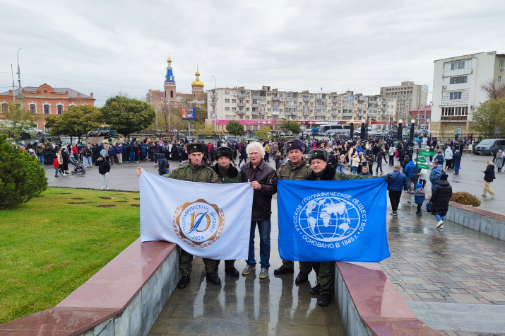 Представители воинской части на выставке трофейной техники