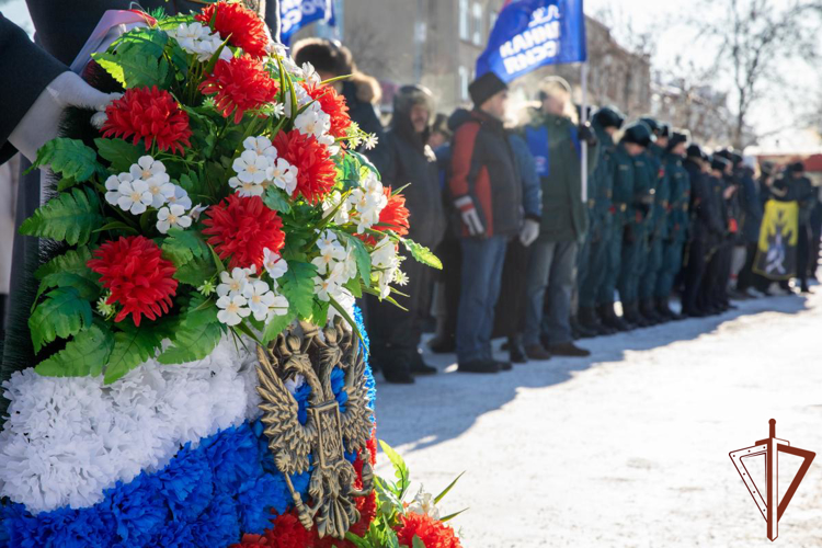 Заместитель командующего Уральским округом Росгвардии возложил цветы к мемориалу «Черный тюльпан» в столице Урала