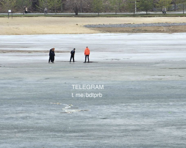 В Уфе подростки гуляли по льду на озере Кашкадан