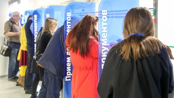 В объединенном визовом центре. (Фото Александра Щербака / ТАСС)